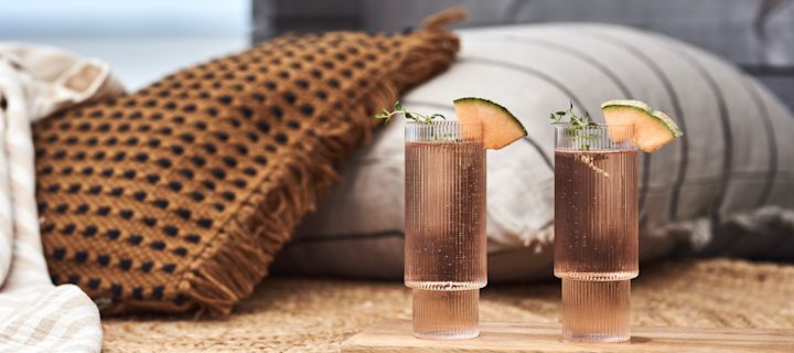 Tips på enkla sommardrinkar – en uppfriskande bubblig melondrink serverat ur trendiga Ripple long drink glas från Ferm Living.