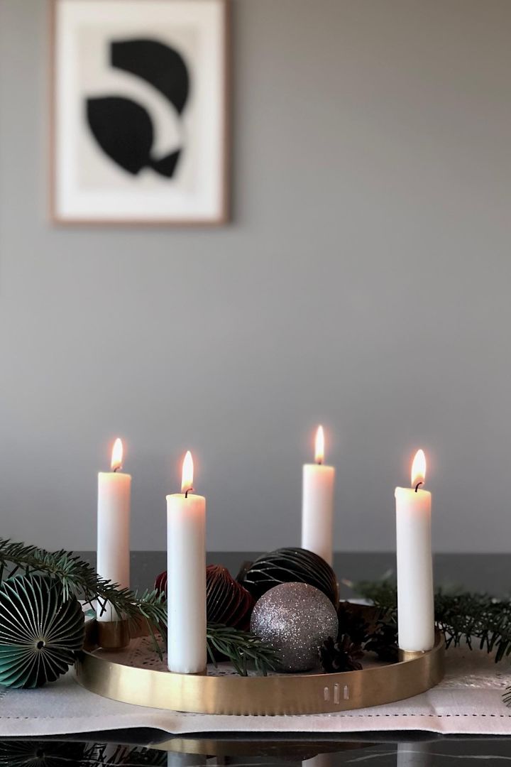 Inspireras av snygga adventsljusstakar inför julen - här ser du stilrena och festliga Circle adventsljusstake i guld från Ferm Living.