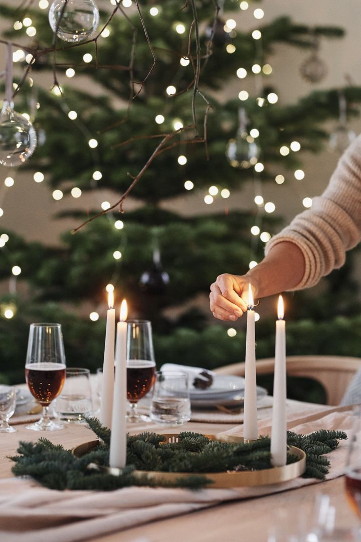 Inspireras av snygga adventsljusstakar inför julen - här ser du stilrena och festliga Circle adventsljusstake i guld från Ferm Living.