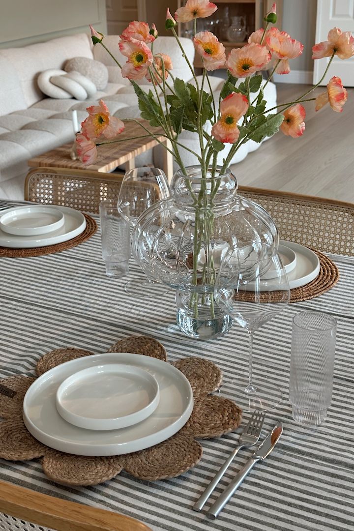 Duka till midsommar med stilrent porslin från Scandi Living och blomformade bordsunderlägg i jute från Dixie - här med inspiration hos @annais