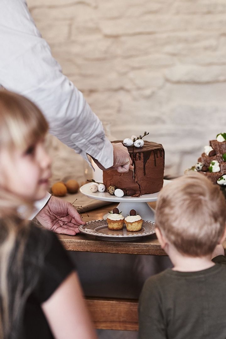 Påskdessert i år är en vacker chokladtårta, serverad på Swedish Grace tårtfat. 