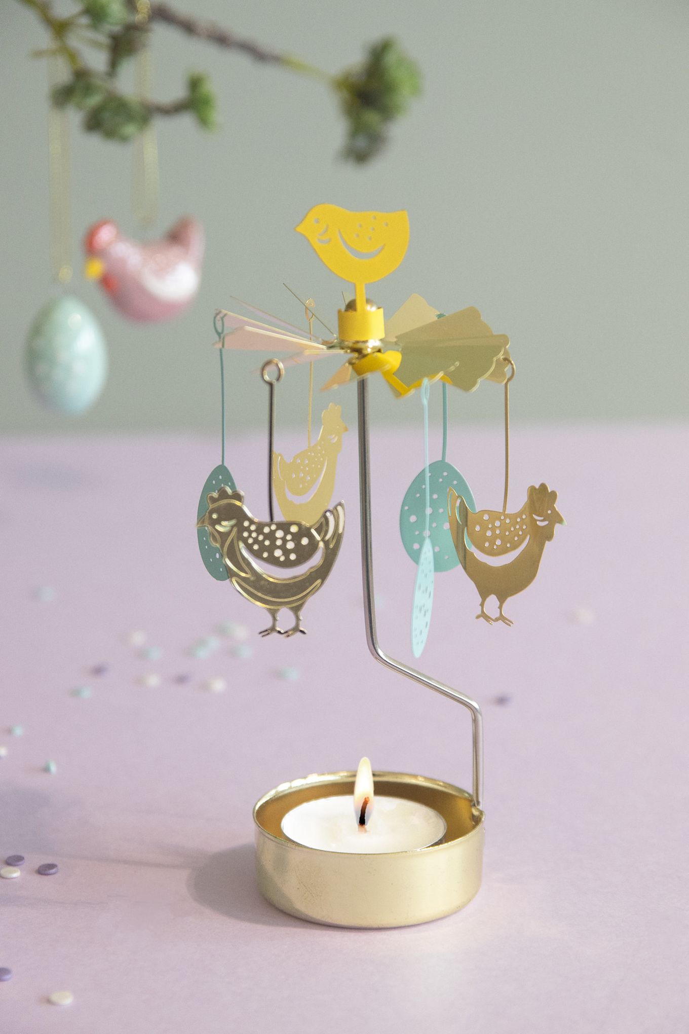 Änglaspelet Henhouse från Pluto Design med påskmotiv står på ett bord.