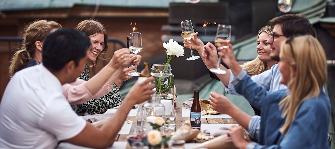 Sommarfest i stan med en festdukning i vitt, porslin från Arabia & Olsson & Jensen samt skira glas från Iittala & Orrefors.