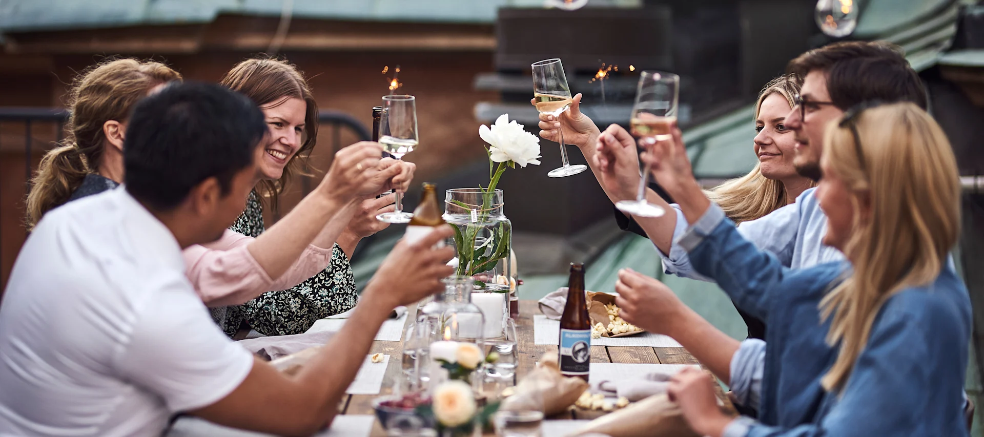 Sommarfest i stan med en festdukning i vitt, porslin från Arabia & Olsson & Jensen samt skira glas från Iittala & Orrefors.