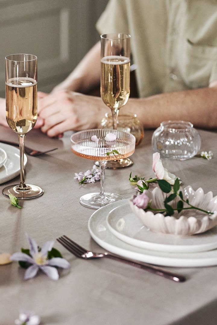 Duka upp för en romantisk middag hemma tillsammans under Alla hjärtans dag, njut av vin i fina glas & servera snyggt i fint porslin.