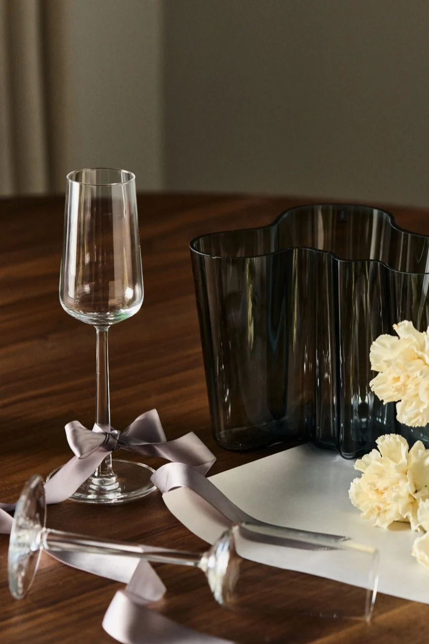 Essence champagneglas från Iittala är perfekt att ge som bröllopdag-present. Kombinera champagneglasen med en lyxig champagne för att skapa ett fint presentkit.