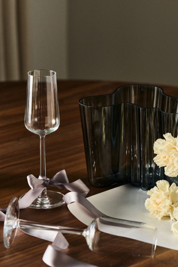 Essence champagneglas från Iittala är perfekt att ge som bröllopdag-present. Kombinera champagneglasen med en lyxig champagne för att skapa ett fint presentkit.
