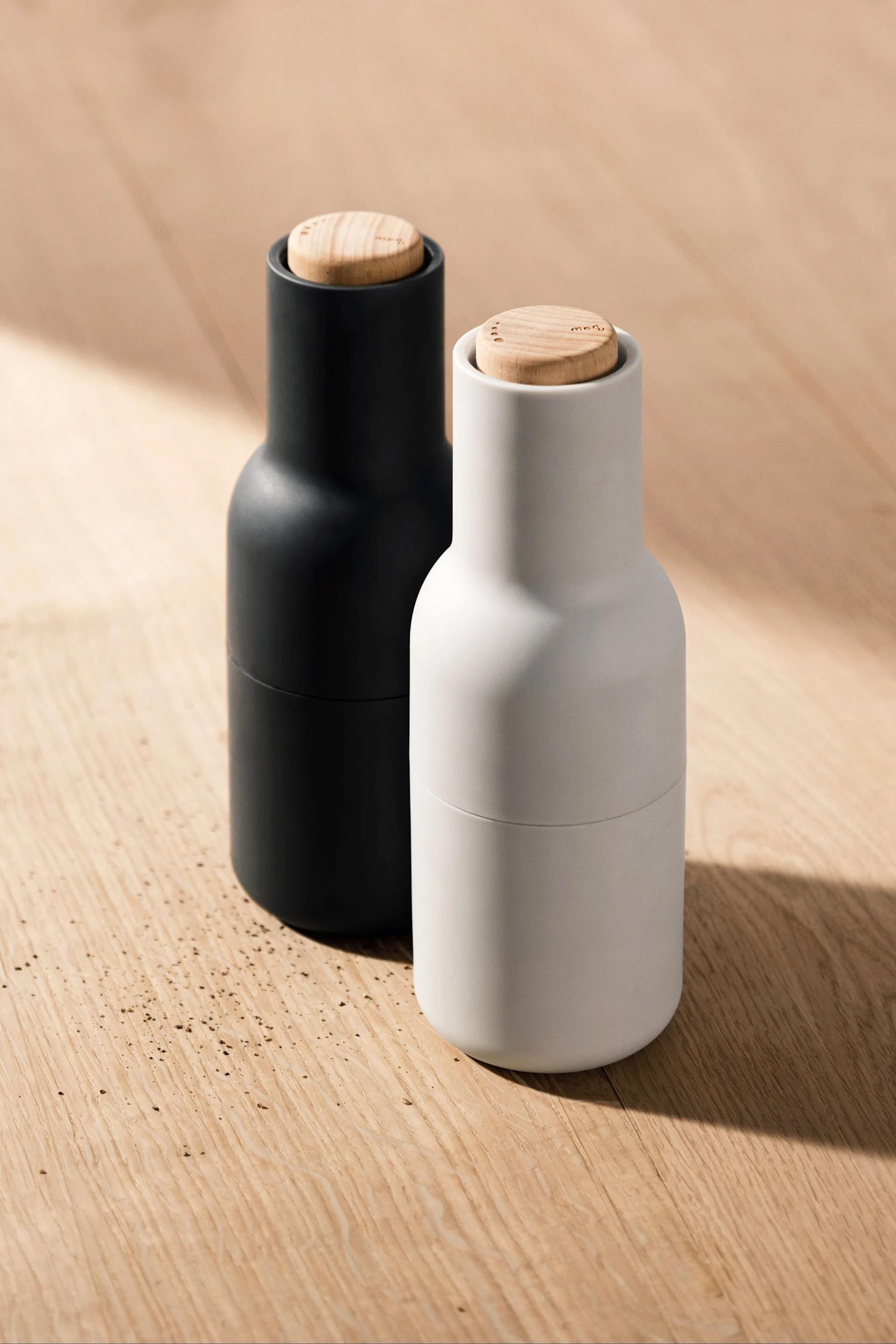 Grå och vita Bottle Grinders från Audo Copenhagen, tidigare kända som Menu. 