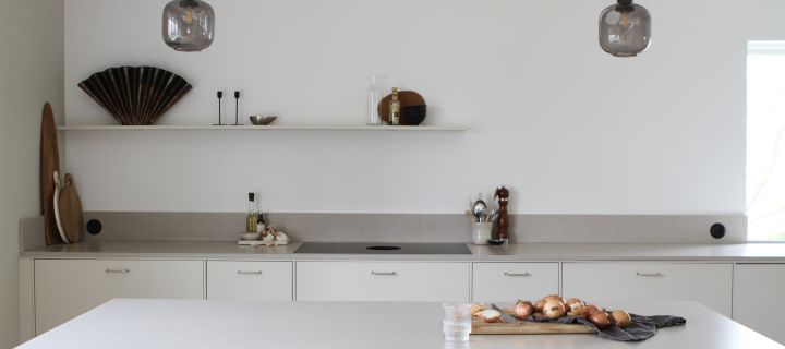 Stilrent nyrenoverat kök i grått och beige hemma hos influencern Moe of Sweden från Instagram.