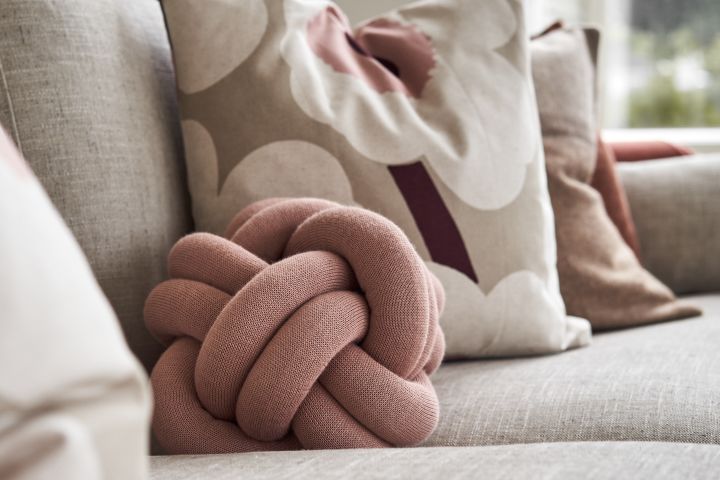 Lilla Knot-kudden i färgen dusty pink i soffan