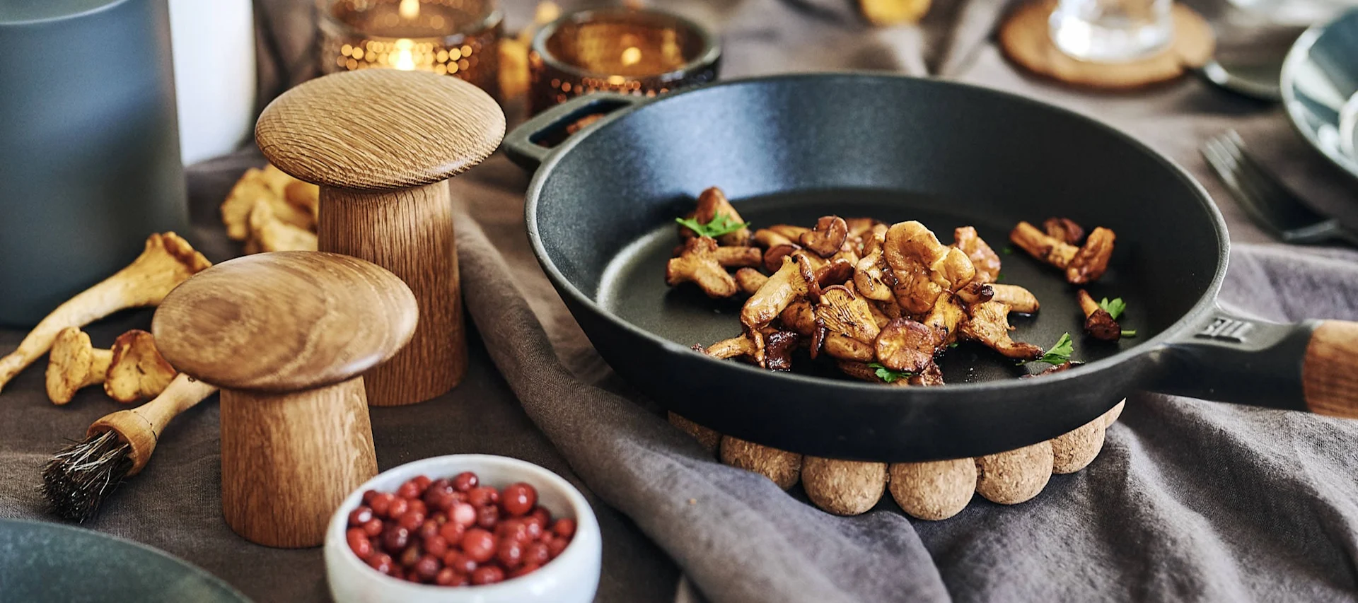 Rustik dukning med Norden stekpanna i gjutjärn från Fiskars. 