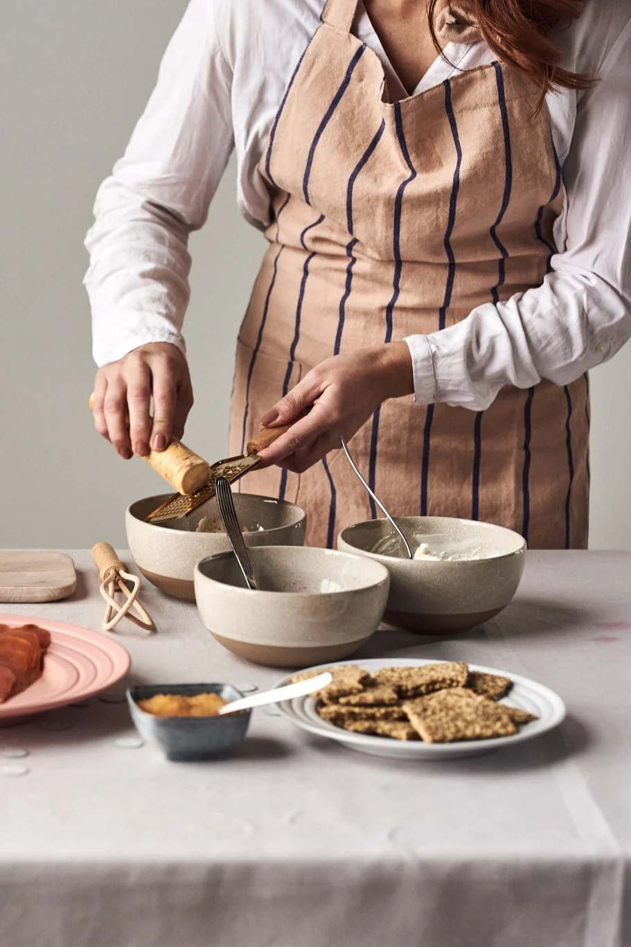 4 goda & enkla förrätter till nyår - här ser du pepparrot som rivs ner med Bloomingville rivjärn i Scandi Living Fossil skål.