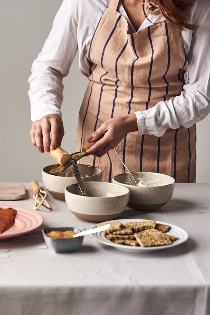 4 goda & enkla förrätter till nyår - här ser du pepparrot som rivs ner med Bloomingville rivjärn i Scandi Living Fossil skål.