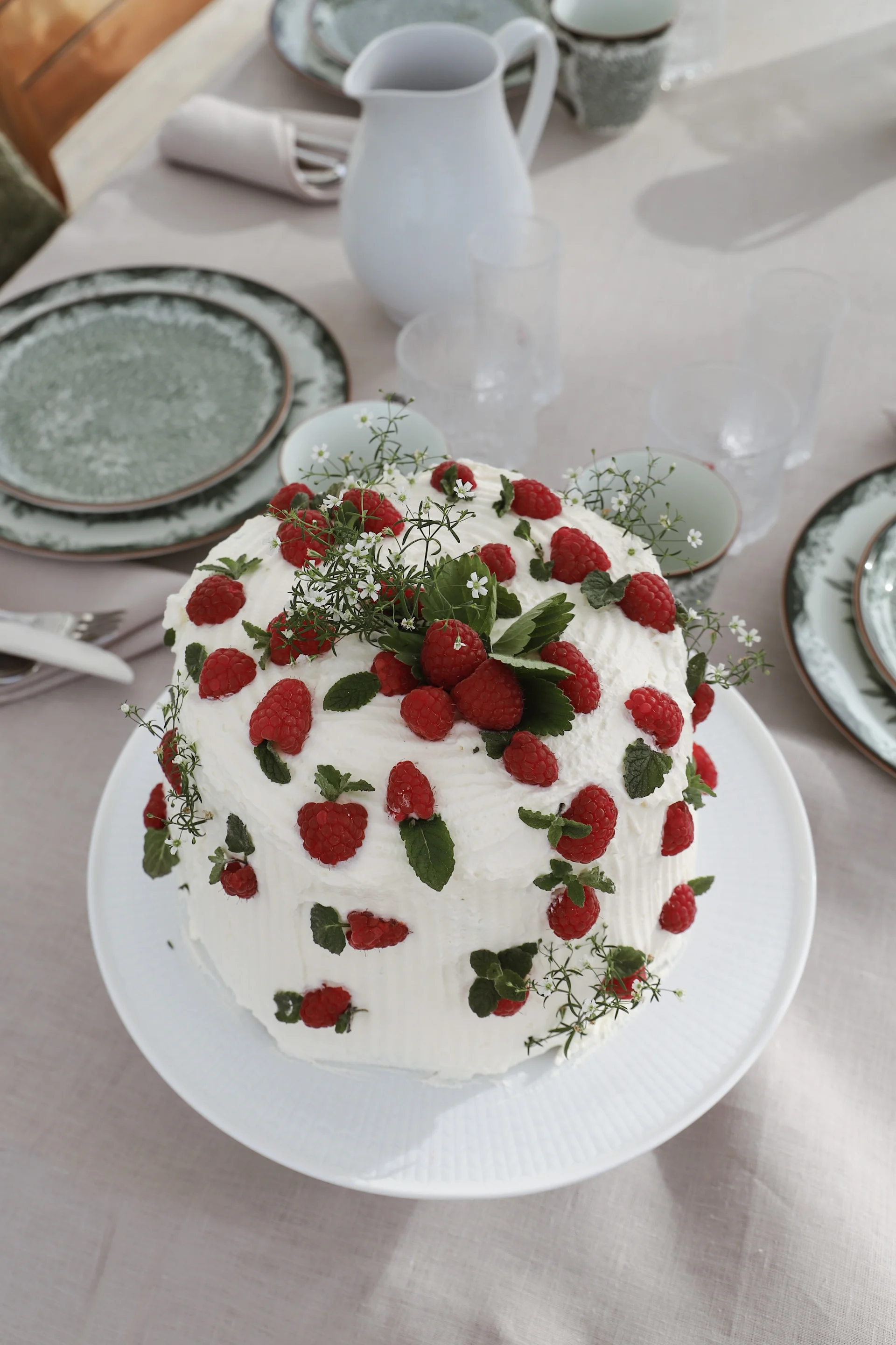 Duka till midsommar - tips från instagramprofilen @3res. Här en vacker jordgubbstårta i rött, grönt & vitt på ett Swedish grace tårtfat. 