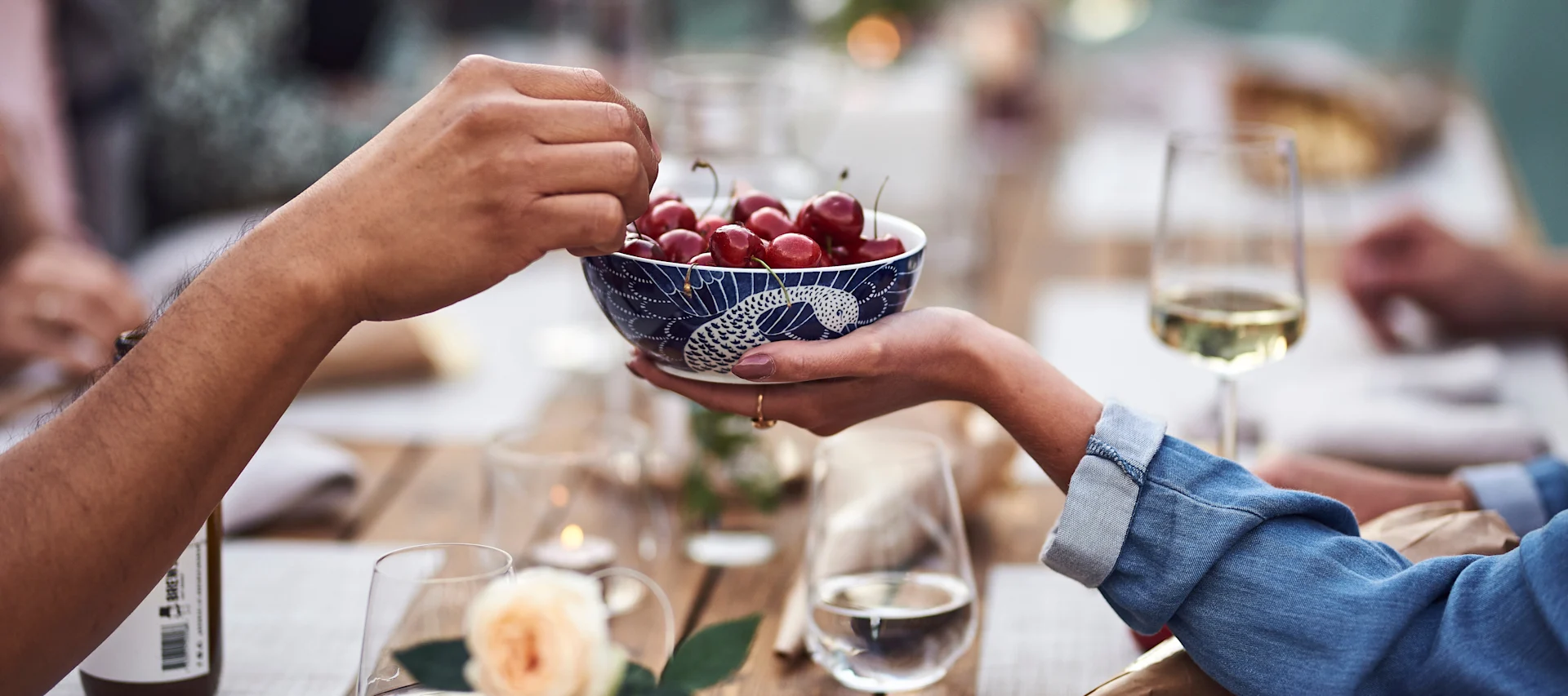 Stämningsfulla detaljer till sommarfesten – här Selma skål från Götefors porslin fylld med körsbär för gästerna att ta för sig av.