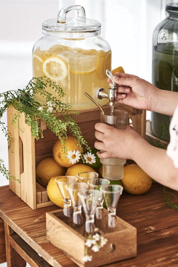Drinkbord med glasbehållare med tappkran från House Doctor fylld med lemonad är fint tips till sommarfesten. 