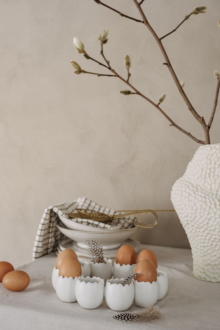 Vit ägghållare i keramik från Cooee Design är ett tips på stilren påskinredning och trendig dekoration. 