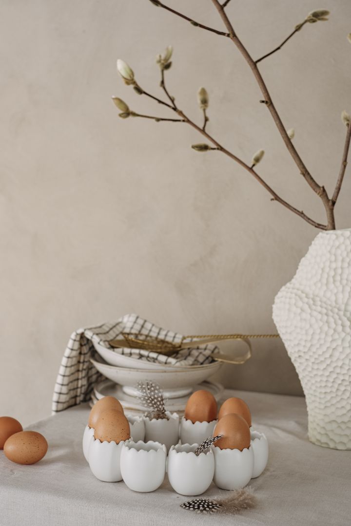 Vit ägghållare i keramik från Cooee Design är ett tips på stilren påskinredning och trendig dekoration. 