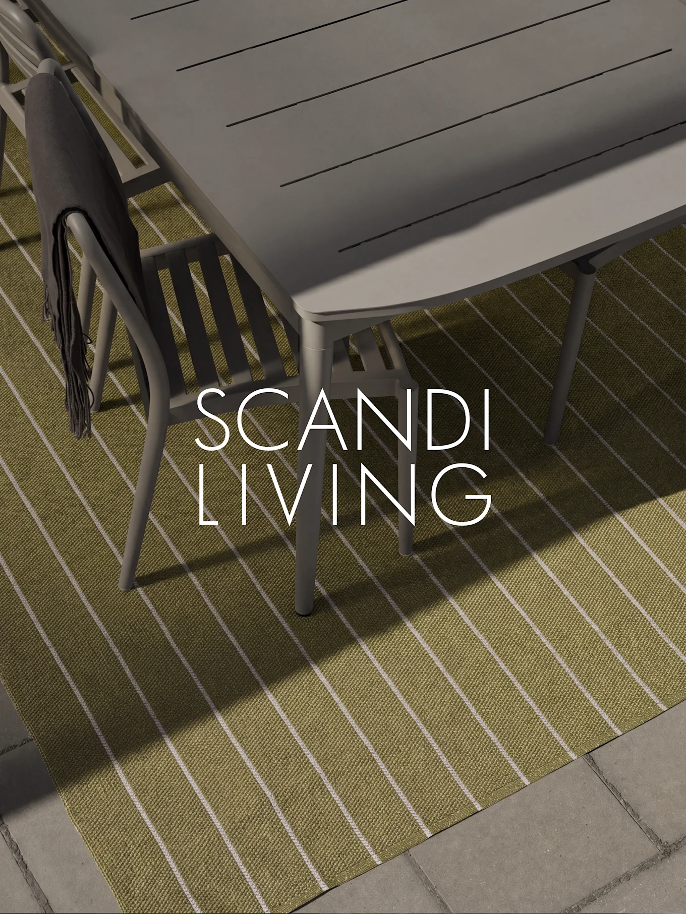 Utematsalsgrupp på grönrandig matta med mörk filt, textöverlagring 'SCANDI LIVING'.