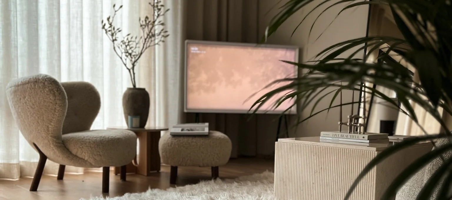 Norska influencern Helene Wold @villanyhus har inrett vardagsrummet mysigt med mysiga fåtöljen Little Petra, en härlig stor vit matta och inbjudande detaljer.