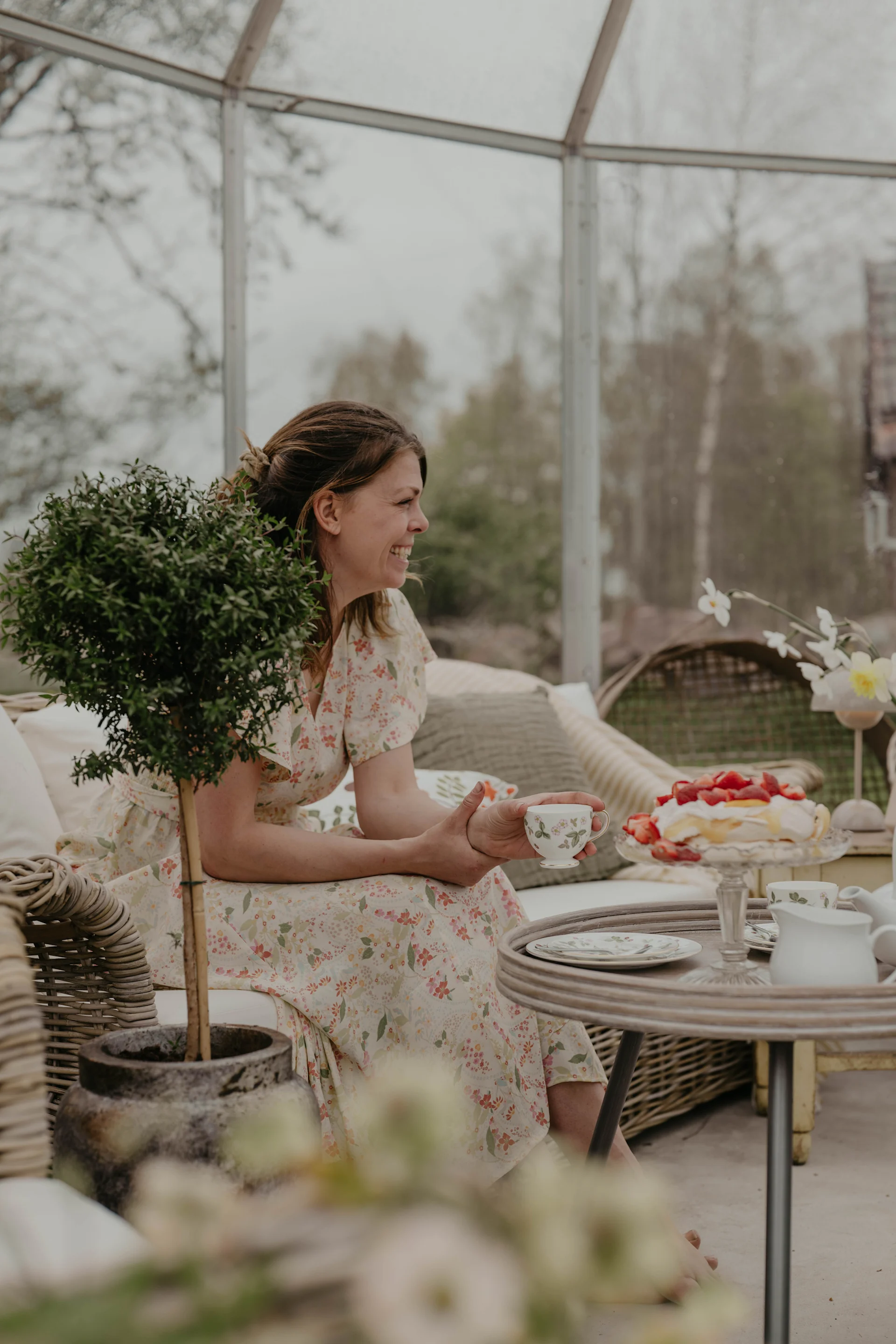 Inspireras av Johanna Berglunds bästa tips när man vill inreda växthus som ett vardagsrum genom krukor, växter, portabel belysning och textilier. @snickargladjen