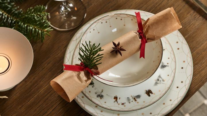 Dekorera julbordet med en smällkaramell på Julemorgen porslin från Wik & Walsøe. Här är en steg för steg guide för att göra smällkarameller till julbordet.