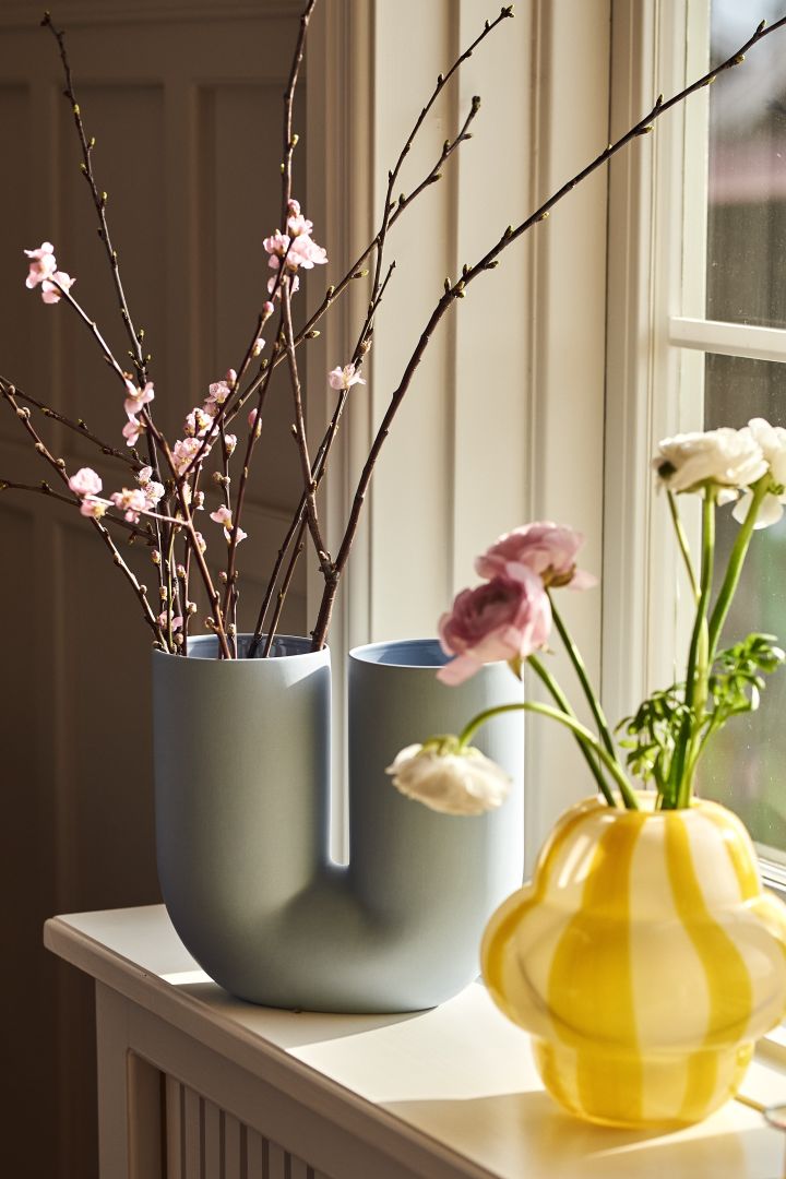 För in pastell i din inredning genom att inreda med Kink blå vas från Muuto tillsammans med gula Curlie vas från By On.
