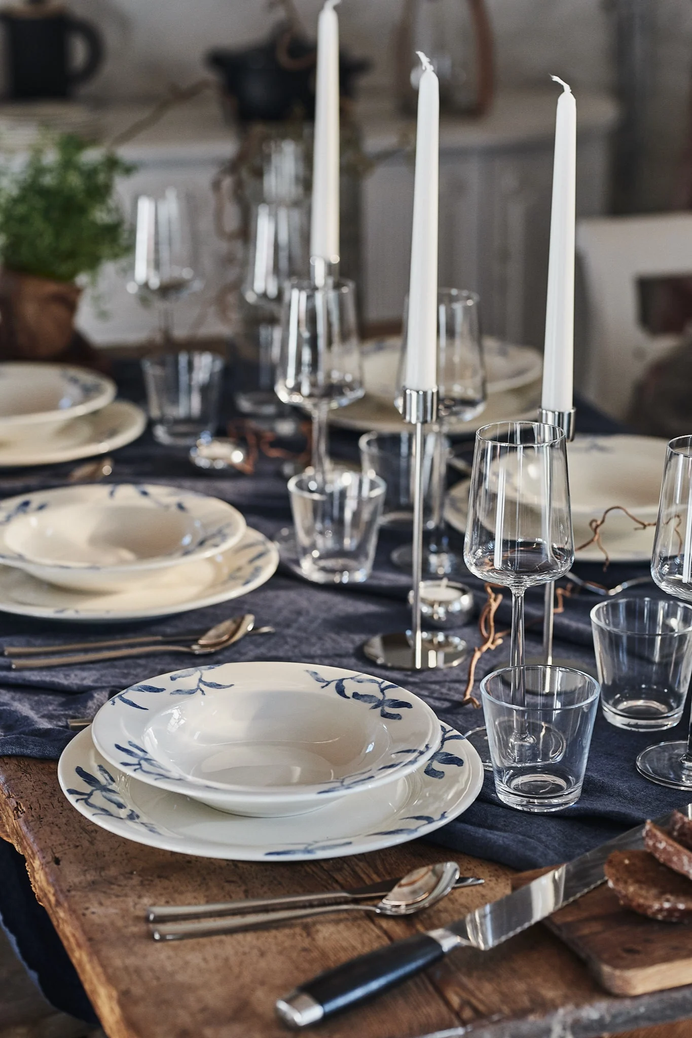 Rustik dukning med Havspil – ett blåvitt porslin från Scandi Living samt Essence-vinglas och dricksglas från Iittala. 