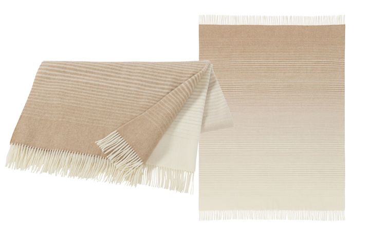 Beige ullpläd i sobra ränder från Scandi Living. 