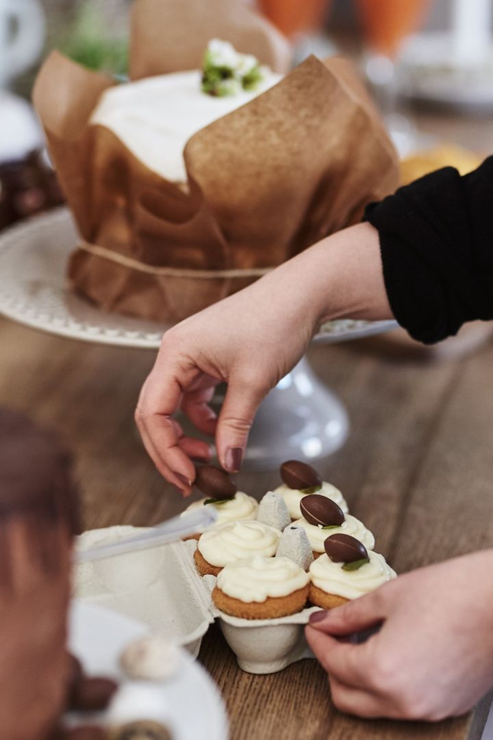 En av flera påskdesserter på dessertbordet är söta muffins som spritsats med frosting och dekoreras med chokladägg. 