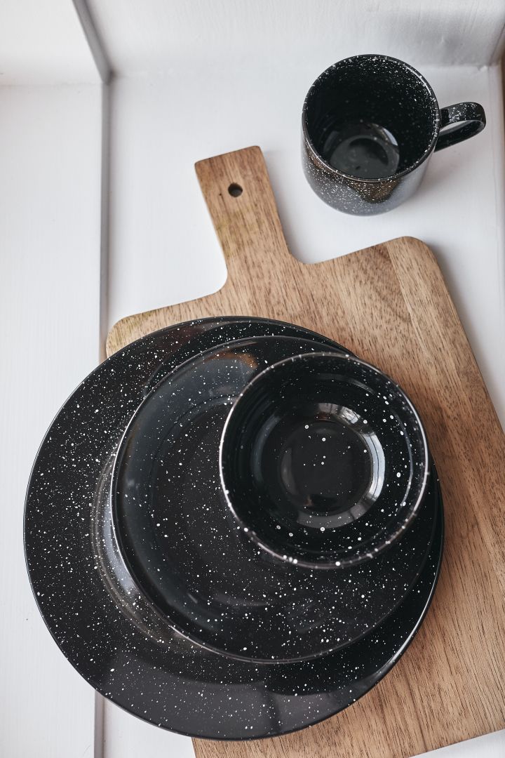 Införskaffa dig moderna Freckle muggen i svart för en stilren touch på matbordet - perfekta tekoppen för teälskaren.