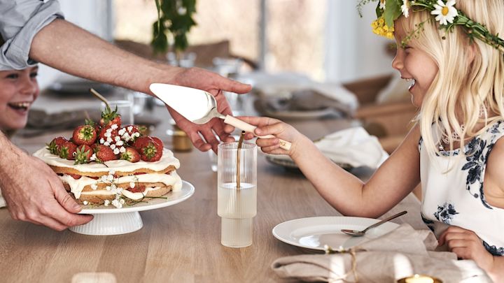 Midsommartårta är given på ett midsommarfirande och här serveras den på tårtfat från Pillivuyt och med ERNST tårtspade. 