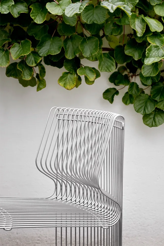 En del av den modulära soffan Pantonova står utomhus, inramad av klätterväxter.