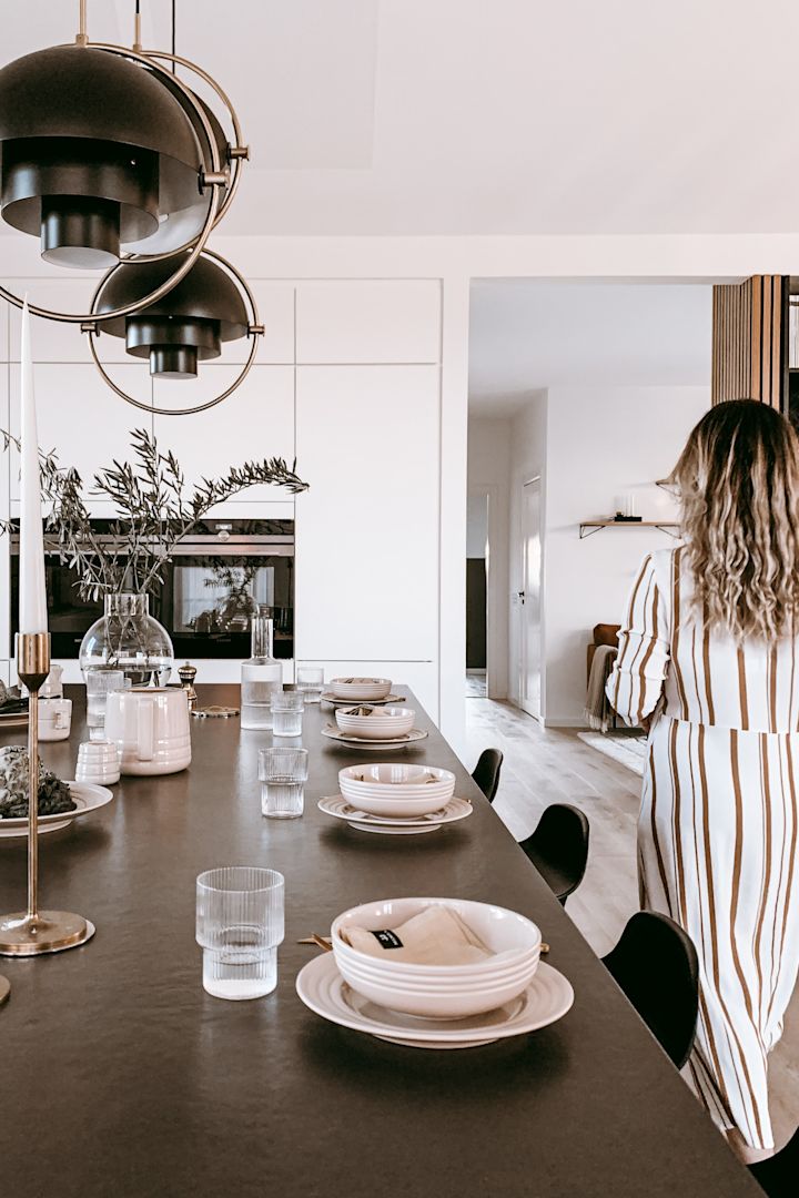 Anela Tahirovic @arkihem har inrett köksön med fint Lines porslin från NJRD i beigt tillsammans med Ripple glas och karaff från Ferm Living.
