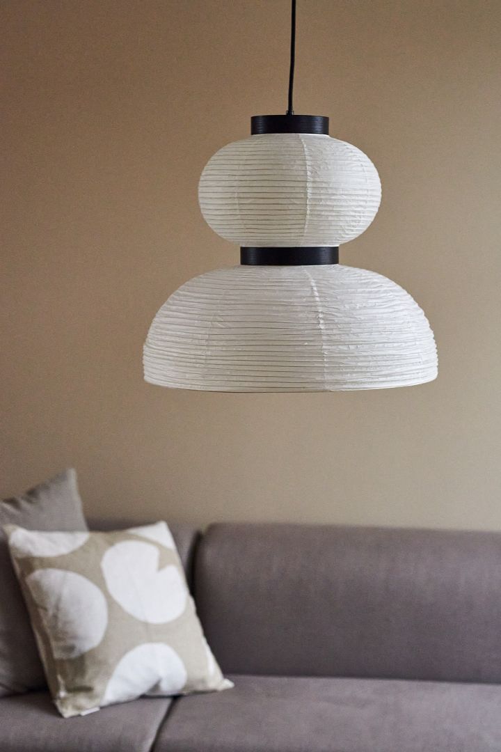 Formakami-lampan från &tradition i vackert papper är perfekt för att skapa stämningsbelysning med i ett rum. 