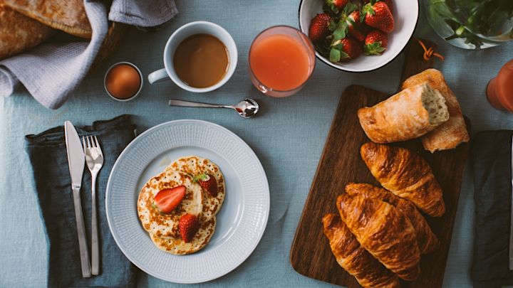 Lyxig frukost serveras på Swedish Grace-porslin från Rörstrand