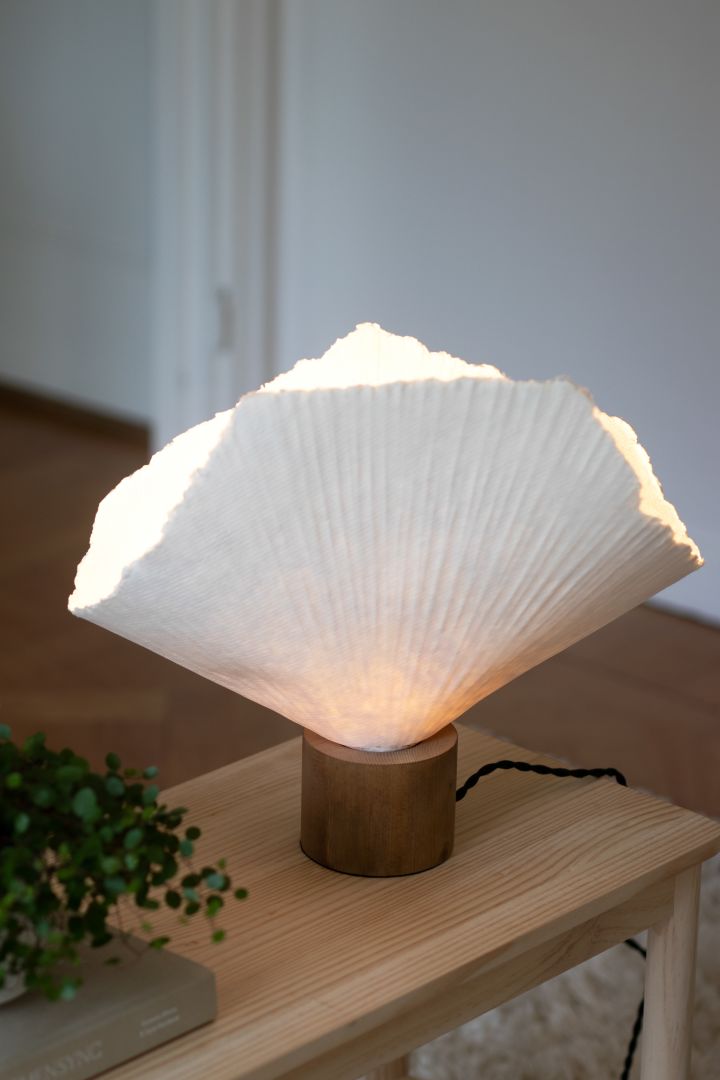 Tropez bordslampa från Globen Lighting är ett tips på en trendig lampa med plisserad lampskärm, som skapar behagligt ljus genom dess sköra veckade lampskärm.