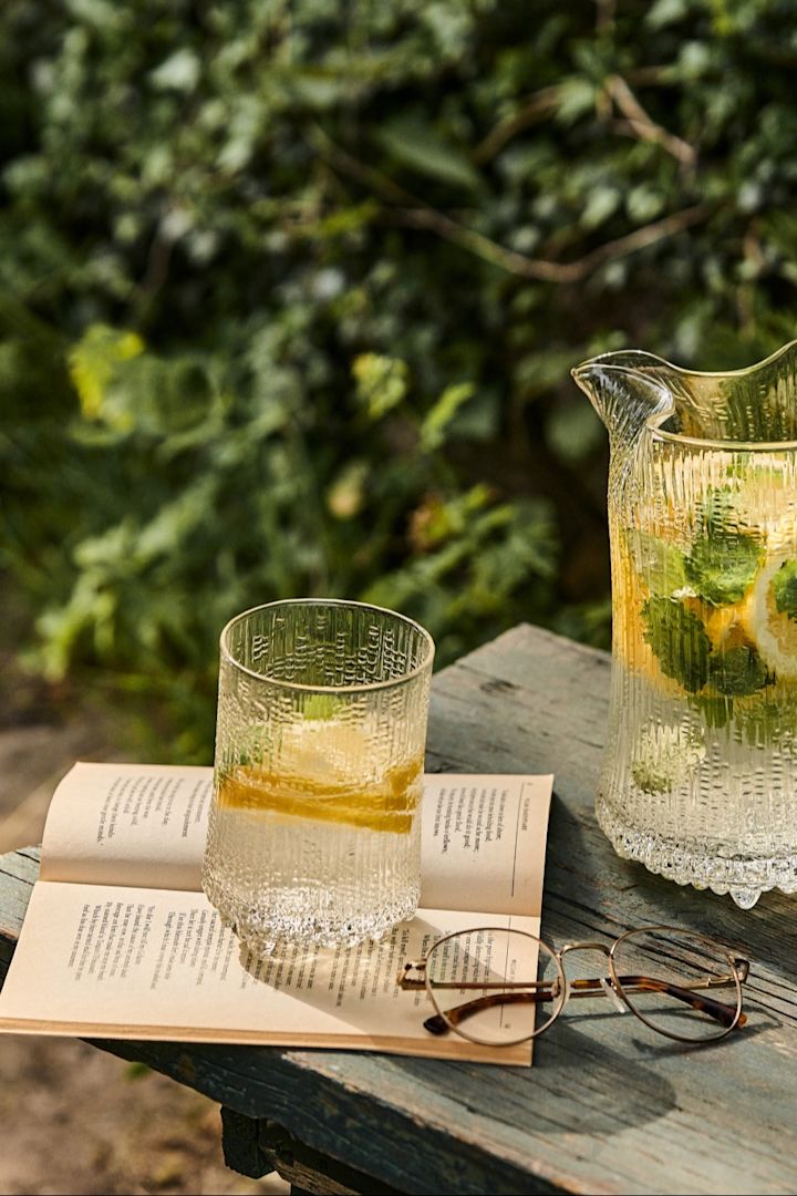 Summer Breeze är en mocktail med citron och mynta som serveras här i trädgården i ett Ultima Thule highballglas från Iittala.