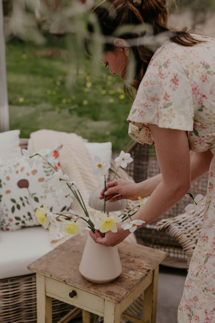 Att sätta fina blomsterarrangemang i Lines vas från NJRD är perfekt att inreda växthuset med. Foto: Johanna Berglund, @snickargladjen