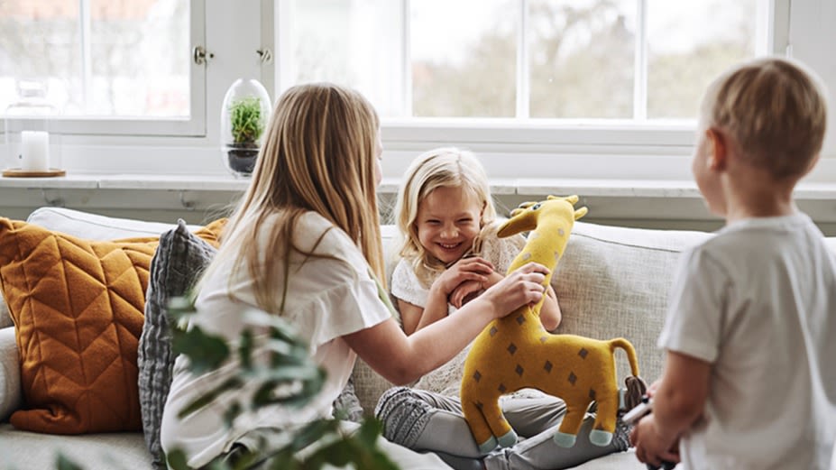 Medan de vuxna lagar mat, leker barnen i soffan med gosedjur från OyOy. 
