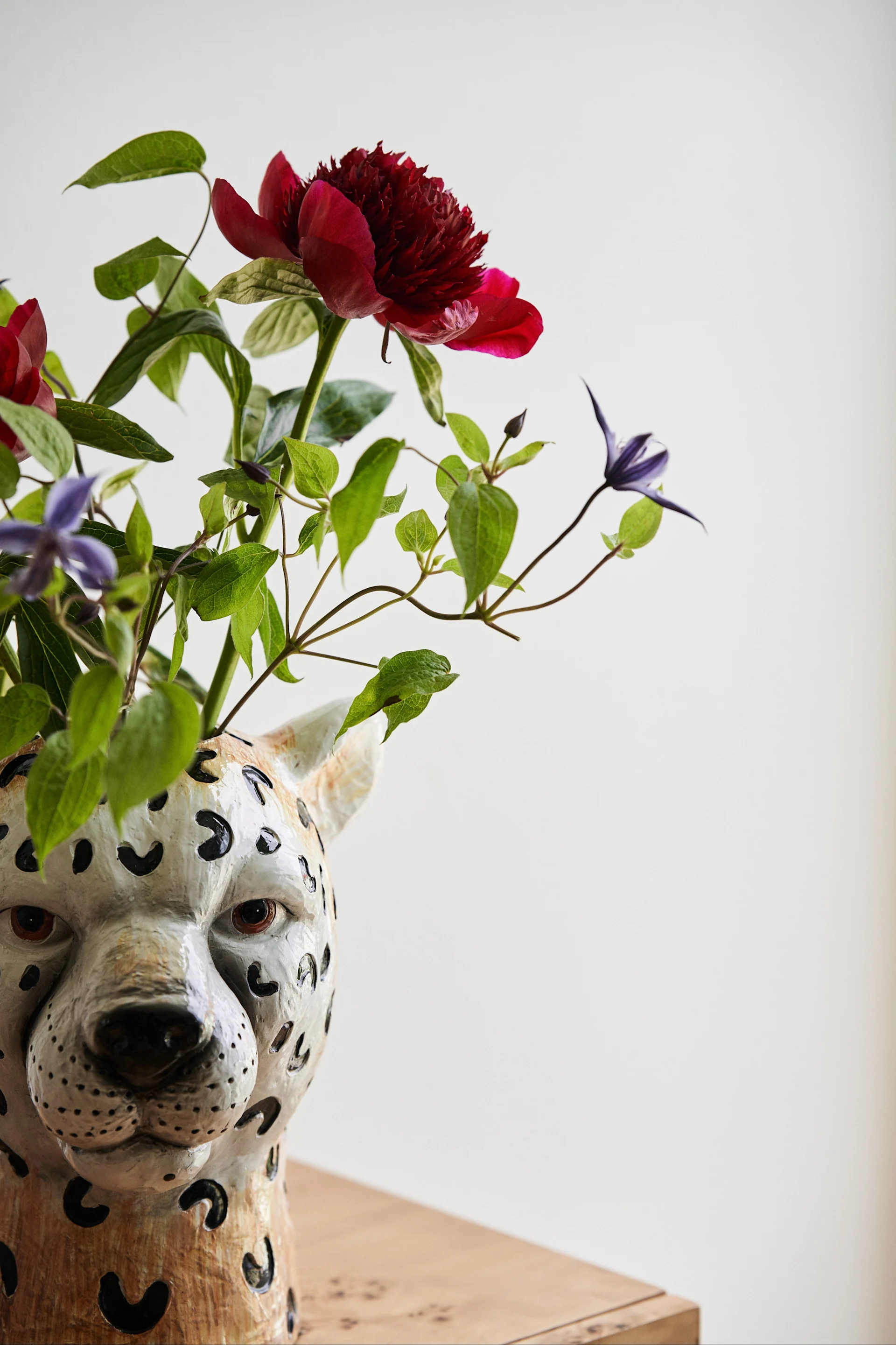 Gepardvasen från BYON - en ikonisk statement vas i keramik. Här med röda snittblommor i. 