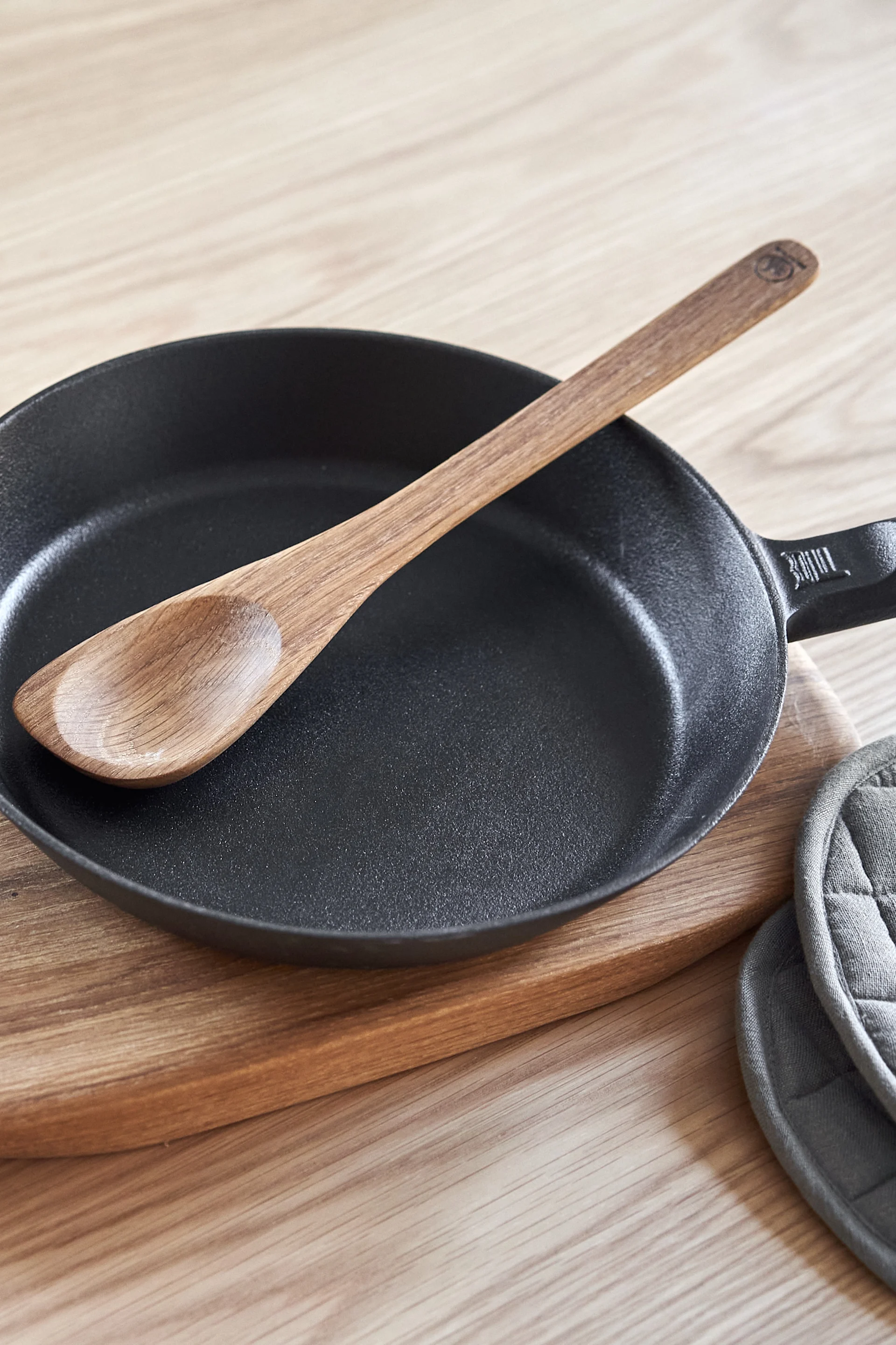 Förnya ditt kök med 11 praktiska & snygga kökstillbehör för enklare matlagning - här ser du tåliga Norden stekpanna i gjutjärn från Fiskars.