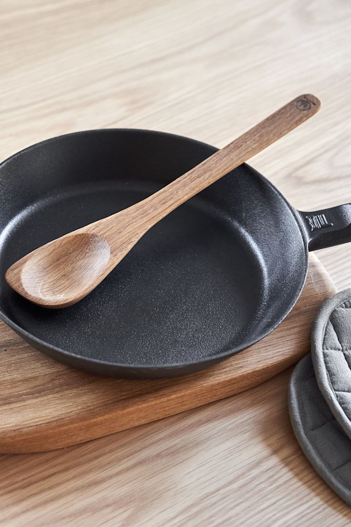 Förnya ditt kök med 11 praktiska & snygga kökstillbehör för enklare matlagning - här ser du tåliga Norden stekpanna i gjutjärn från Fiskars.