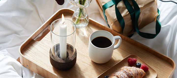 Fira alla hjärtans dag hemma med romantisk middag för två, frukost på sängen eller hembakat fika. Här dukning med linneduk och fina glas, servettvikning och vas för alla hjärtans dag-buketten.