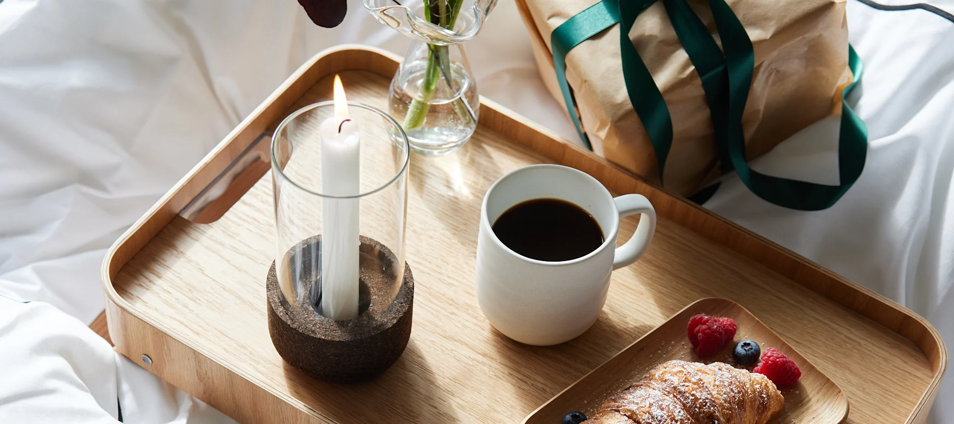 Fira alla hjärtans dag hemma med romantisk middag för två, frukost på sängen eller hembakat fika. Här dukning med linneduk och fina glas, servettvikning och vas för alla hjärtans dag-buketten.