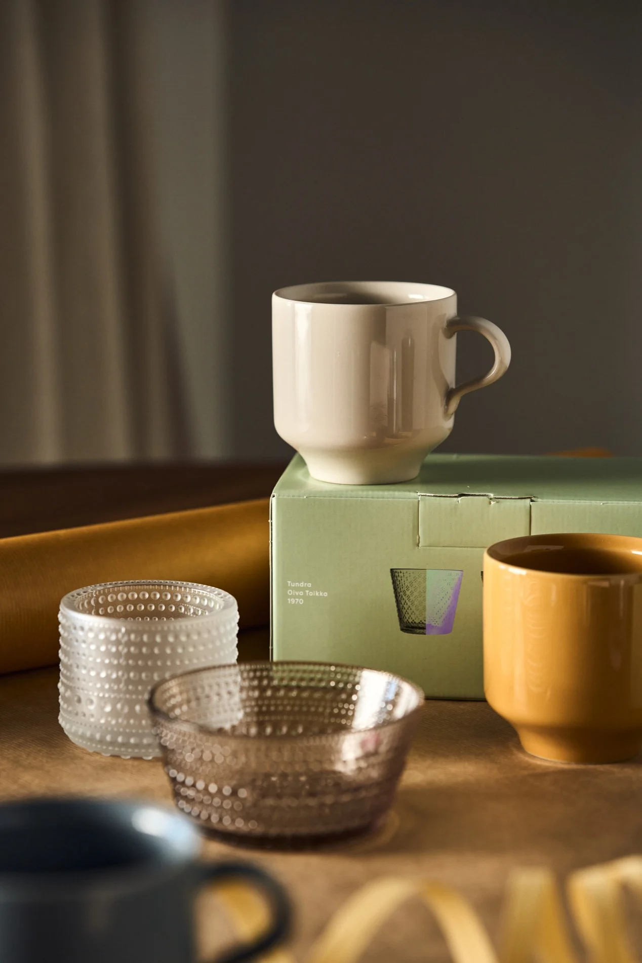 Höganäs Keramik muggar och Kastehelmi ljuslyktor och skålar från Iittala som ett presentkit är fina att ge bort som gå bort-present.