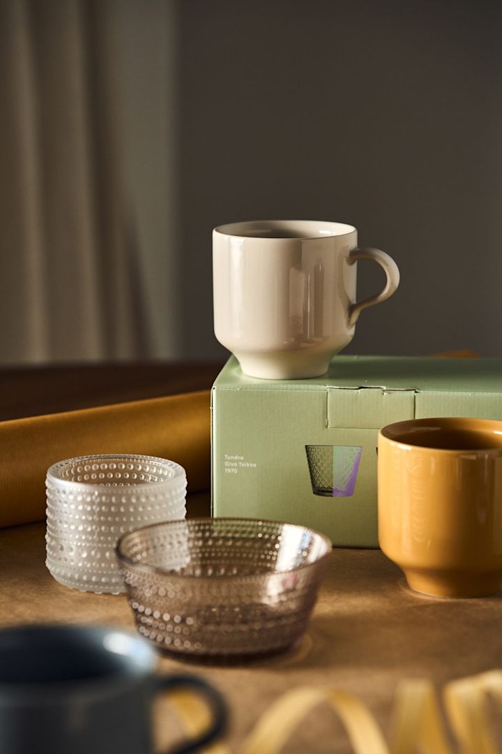 Höganäs Keramik muggar och Kastehelmi ljuslyktor och skålar från Iittala som ett presentkit är fina att ge bort som gå bort-present.