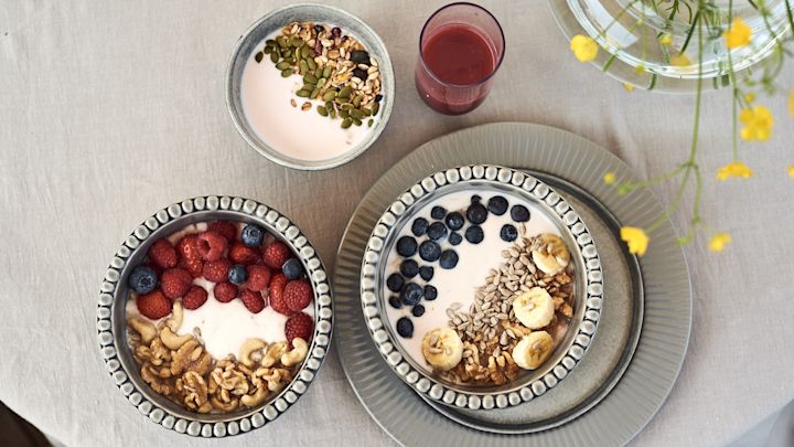 Lyxa till din hotellfrukost hemma genom att bjuda familjen på somriga smoothie bowls!