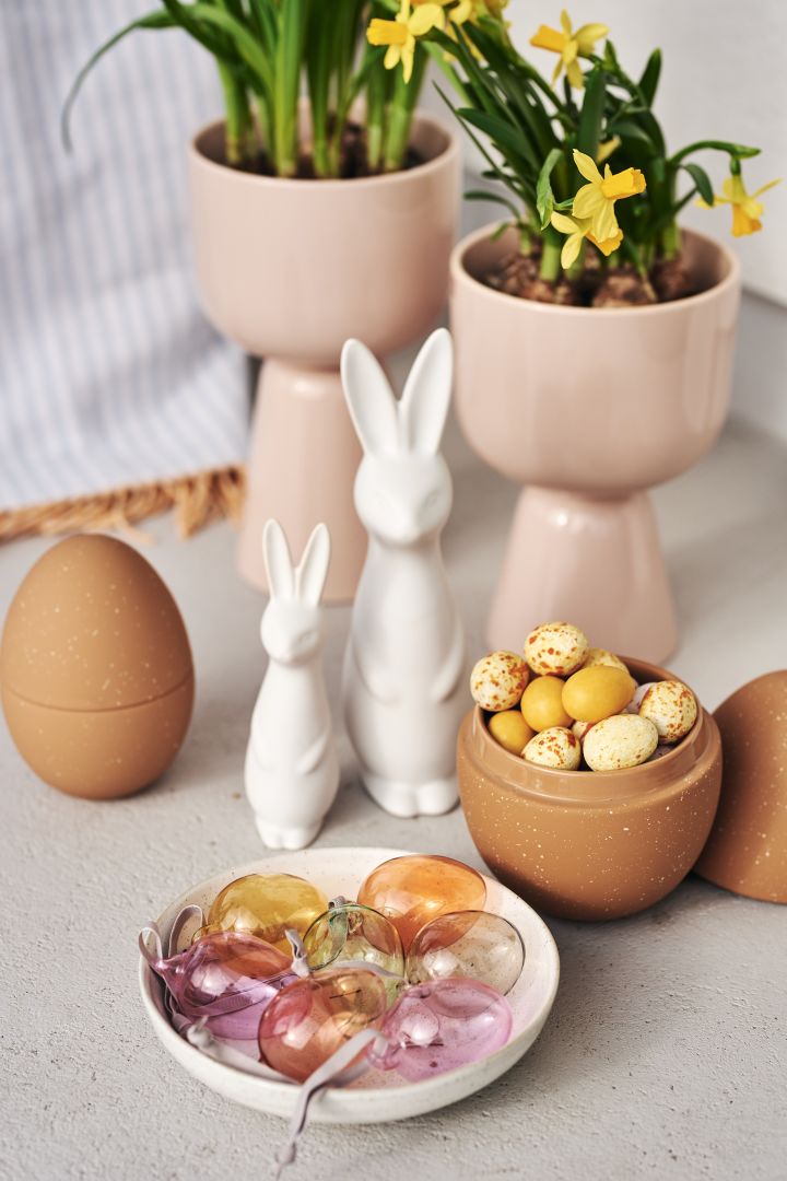 Tips till äggjakt i påsk för barn där en skylt visar vägen till ett ägg som är fyllt med godis från Cooee Design på trappen.