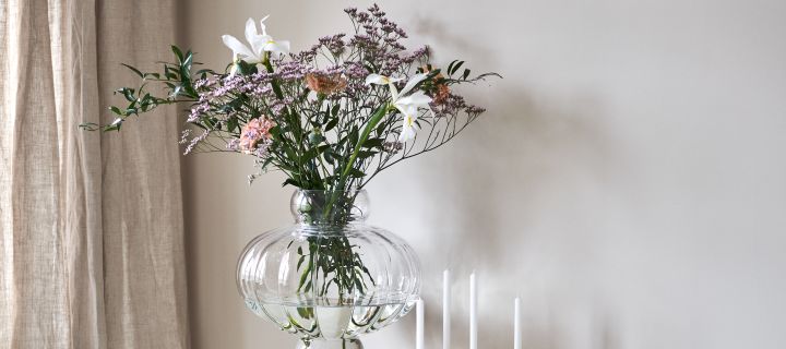 Runda Balloon vas i klarglas från Louise Roe Copenhagen är en av säsongens stora vaser för vårens blomster.